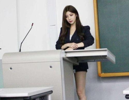 女老师,照亮学生成长之路的灯塔